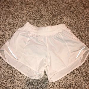 White Lululemon Hotty Hot Shorts (2.5”) size 2